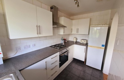 Newbury Park Apartment | ILFORD EAST LONDON BALCONY FLAT 2bed 2bath next to tube stop, ideal for tourists