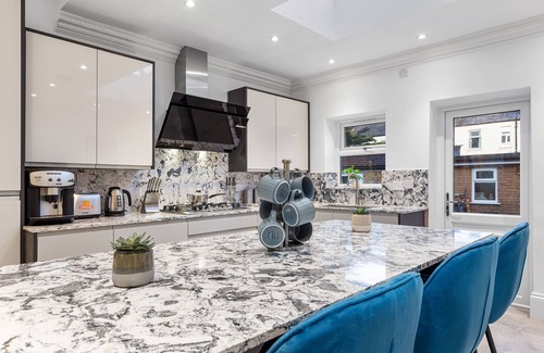 Loxford House | Ilford Gem: Your Stylish, Central 4BR Home For 10