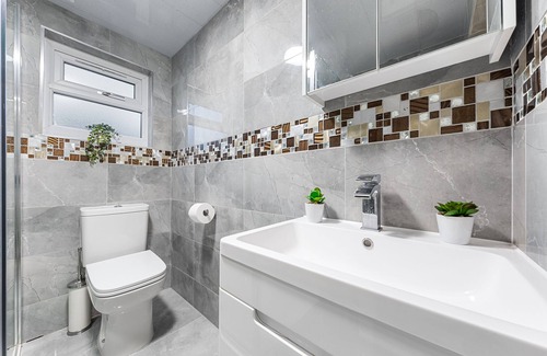 Loxford House | Ilford Gem: Your Stylish, Central 4BR Home For 10