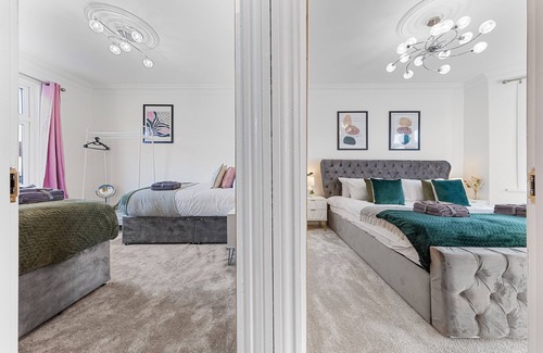 Loxford House | Ilford Gem: Your Stylish, Central 4BR Home For 10