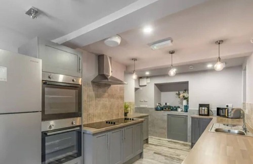 Kirk Sandall Cottage | Immaculate 6-bed Ivy House