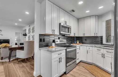 Mesa Condo | Immaculate, Mid-century design