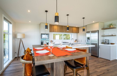 Kakanui House | Immaculate Modern House with Stunning Ocean Views. Perfect for Friends & Couples