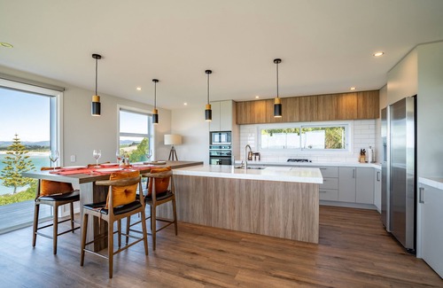 Kakanui House | Immaculate Modern House with Stunning Ocean Views. Perfect for Friends & Couples