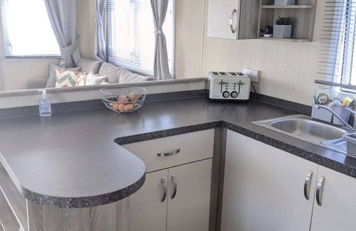 Porthcawl Apartment | Immaculate Sen friendly 3-Bed caravan in Porthcawl