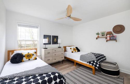 Thompson's Station House | Immaculate Sleeps 8 Fire pit Grill Fam Amenities