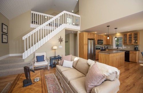 Enfield House | Immaculate Waterfront Cottage - Activities Galore for the Entire Family