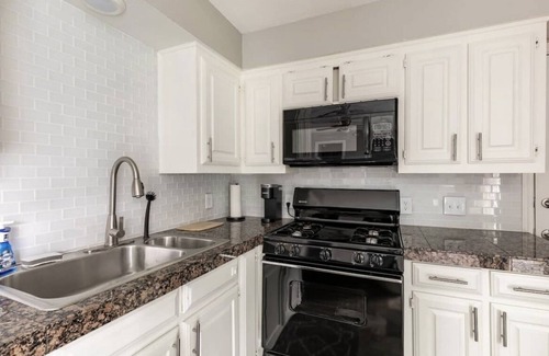 Lower Greenville Apartment | Immerse yourself in the rich, vibrant Dallas culture in this cozy urban getaway.