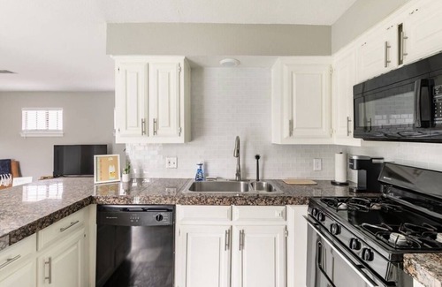 Lower Greenville Apartment | Immerse yourself in the rich, vibrant Dallas culture in this cozy urban getaway.