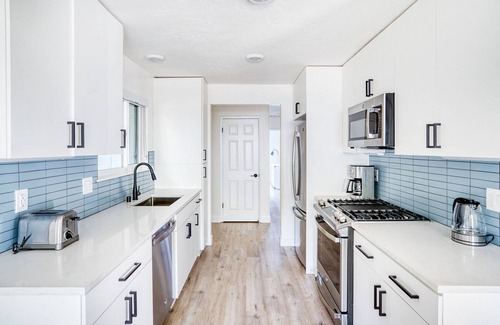 Cupertino Apartment | Impeccable Cupertino 2BR, w/Gym, Pool, W/D, walk to Apple, by Blueground