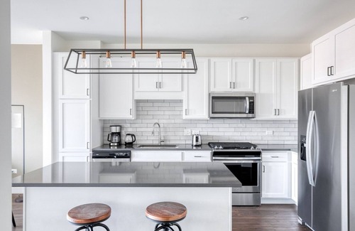 Elmhurst Apartment | Impeccable Elmhurst 1BR w/Lounge, Pool & Gym nr Metra, by Blueground