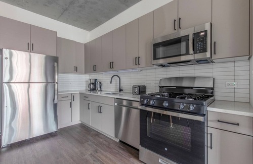 Killgubbin Apartment | Impeccable River North 1BR w/Yoga Studio, nr Riverwalk, by Blueground