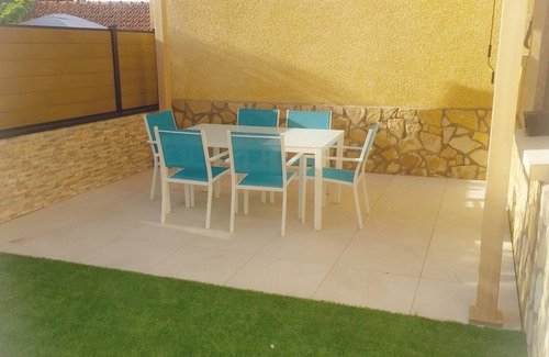 Saint-Germain-Lespinasse Apartment | In a peaceful village, superb 2-bedroom apartment with private courtyard