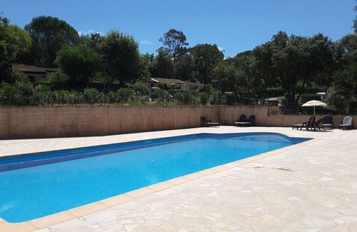 Gassin Ski Chalet | In a peaceful setting among pines and oleanders near St Tropez.
