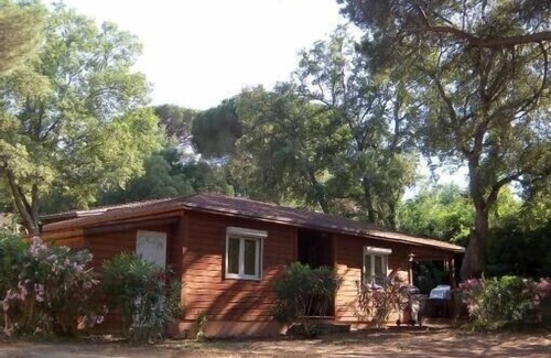 Gassin Ski Chalet | In a peaceful setting among pines and oleanders near St Tropez.