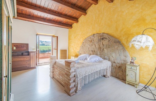 Montelupone House | In a picturesque valley 8 km below Recanati and only 15 km from the coast, this friendly semi-detach