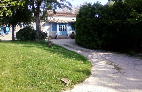 Tournon-d'Agenais House | In a quiet garden, set back from the medieval bastide town of Tournon