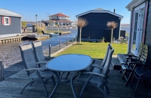 Zuideinde House | In one of the most beautiful spots in the village of Giethoorn, on the "Bovenwijde" and situated on spacious waterfront plots, the chalets offer comfort for all seasons.