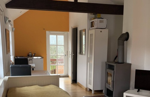 Hentern Apartment | In the countryside, by the river, quiet, fireplace, small terrace, WiFi, TV