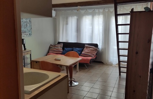 Villeneuve-les-Maguelone Apartment | In the center of the village, very quiet, close to all shops and the beach.