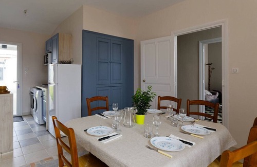 Beauvoir-sur-Mer Ski Chalet | In the heart of the city, pretty house for 6 with garden