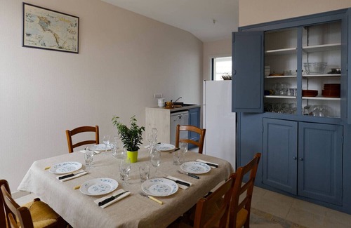 Beauvoir-sur-Mer Ski Chalet | In the heart of the city, pretty house for 6 with garden