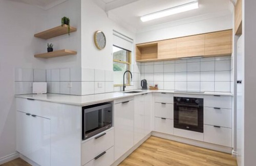 Middleton Beach House | In the heart of Middleton Beaches café precinct, this 2 storey townhouse awaits