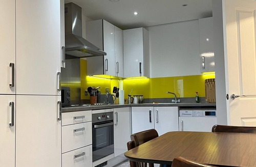 Guildford Apartment | In the heart of Guildford and the Surrey Downs, 35 minutes by train from London