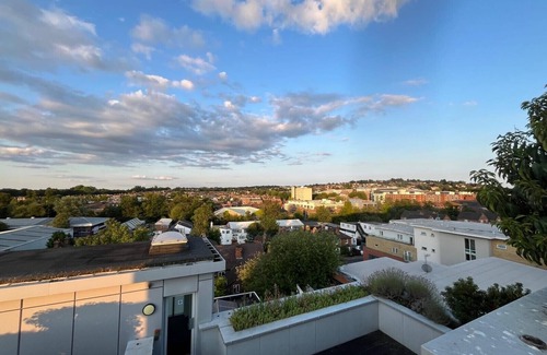 Guildford Apartment | In the heart of Guildford and the Surrey Downs, 35 minutes by train from London