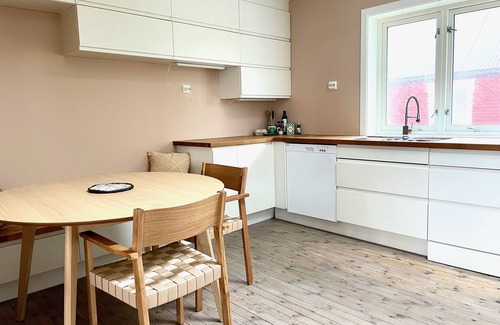 Vestvagøy Apartment | In the middle of Lofoten! Unique and spacious dockside apartment.