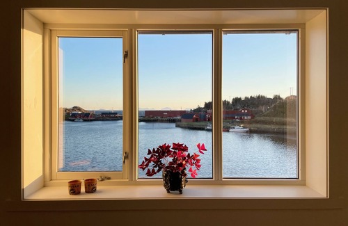 Vestvagøy Apartment | In the middle of Lofoten! Unique and spacious dockside apartment.