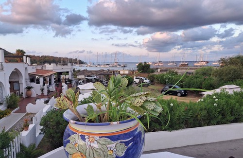 Vulcano Porto Villa | In the 'navel of the Mediterranean, between sea sun and wind, you do everything on foot.