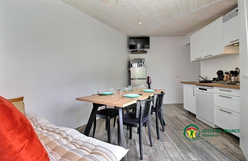 Plougoumelen House | In the shade of an olive tree
