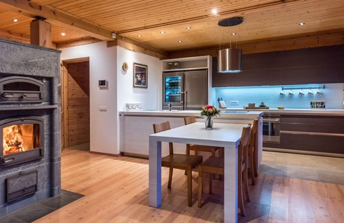 Obcina Brezovica House | In the small village of Rakitna near Ljubljana, this comfortable wooden vacation home awaits you.