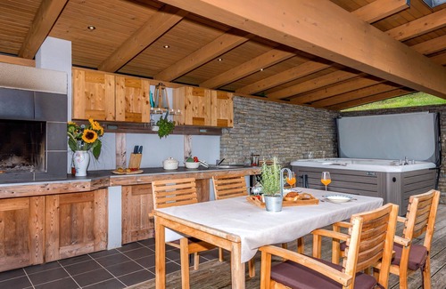 Obcina Brezovica House | In the small village of Rakitna near Ljubljana, this comfortable wooden vacation home awaits you.