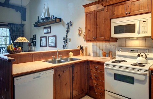 Mont-Tremblant Condo | IN TREMBLANT RESORT. Cozy retreat. 3 minute walk to ski lift. 31-day min stay.
