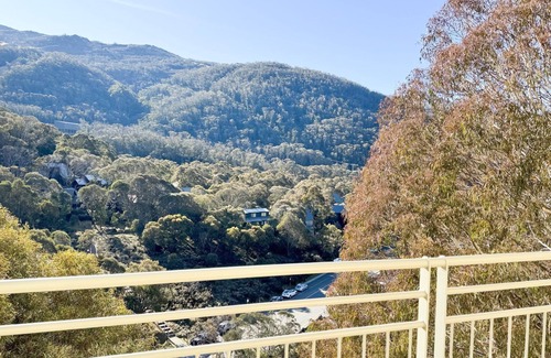 Thredbo Apartment | Inala 1 has two bedrooms plus a loft and fantastic views of the mountains.