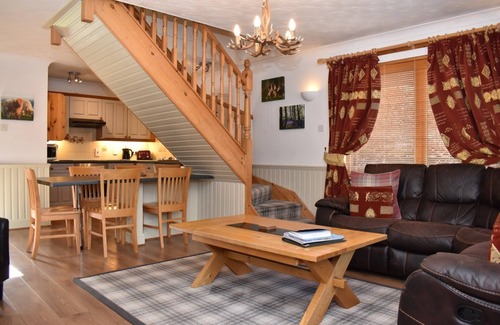 Drymen Ski Chalet | Inchmurrin Lodge with private hot tub