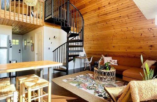 Makanda House | Incredible A-frame with Fabulous Panoramic Views and Hot-tub in Makanda, Illinois