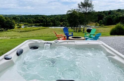 Makanda House | Incredible A-frame with Fabulous Panoramic Views and Hot-tub in Makanda, Illinois