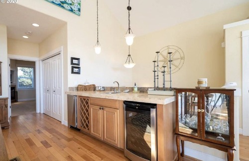 Oceanside House | Incredible Escape /w 3 Master Bedrooms, Hot Tub, Dog Friendly, Game Room, 5 Fireplaces