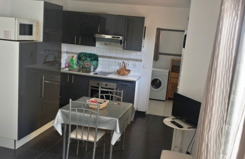 Six-Fours-les-Plages Apartment | Independent studio with air conditioning + garden and shaded terrace + parking