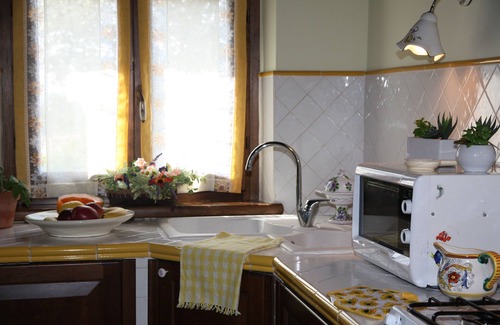 Casperia House | INDEPENDENT APARTMENT (SUNFLOWER HOUSE)