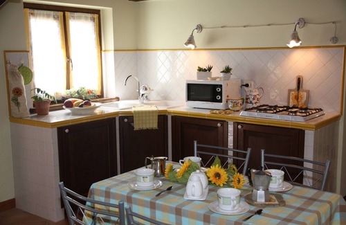 Casperia House | INDEPENDENT APARTMENT (SUNFLOWER HOUSE)