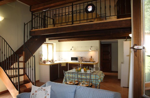Casperia House | INDEPENDENT APARTMENT (SUNFLOWER HOUSE)