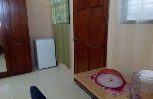 Petionville Apartment | Independent Mstr Bdr: Wifi, TV, AC, Microwave, 24h elec, Fridge, Security agents