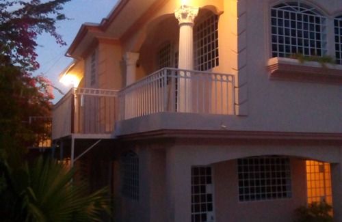 Petionville Apartment | Independent Mstr Bdr: Wifi, TV, AC, Microwave, 24h elec, Fridge, Security agents