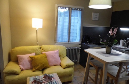 Meyreuil Apartment | INDEPENDENT STUDIO in villa with pool