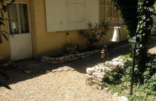 Velleron Cottage | Independent studio maisonette