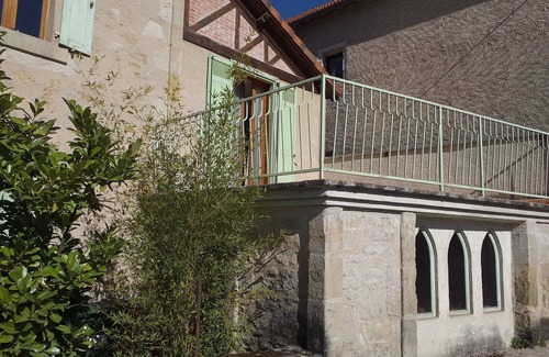 Figeac Apartment | Independent studio part of a quercynoise house.